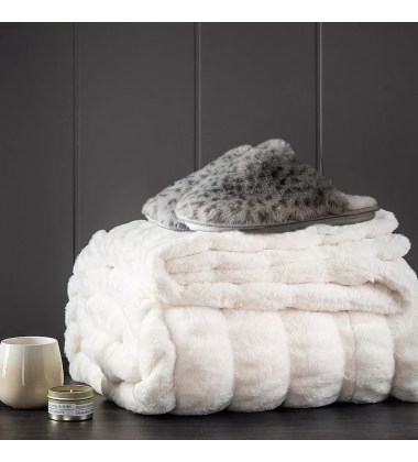 Luxury White Double Sides Warm Thick Ruched Minky Fabric Manufacturer Hugs Faux Fur Blankets for Winter